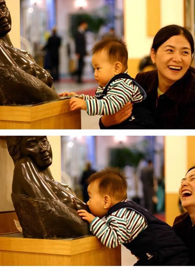 画像：銅像の乳首と赤ちゃん [ほのぼの]